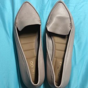 Me Too pointed leather top flats.